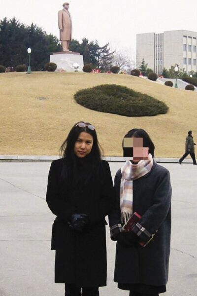 عکس: نویسنده کنار دانشجوی کره‌ای در محوطه‌ی دانشگاه