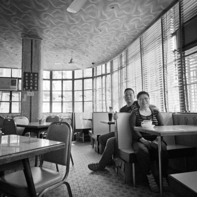 کافه میدو
کافه میدو بهترین چشم‌انداز محله‌ی یائوماتی را دارد. وانگ سینگ فان کسب‌وکار را از پدرش به ارث برده که چایخانه یا چاچان‌تنگ را سال ۱۹۵۰ باز کرده بود.